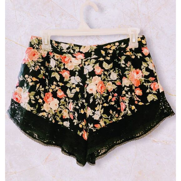 Urban Outfitters Band of Gypsies Floral Botanical Lace Shorts XS - Picture 6 of 9